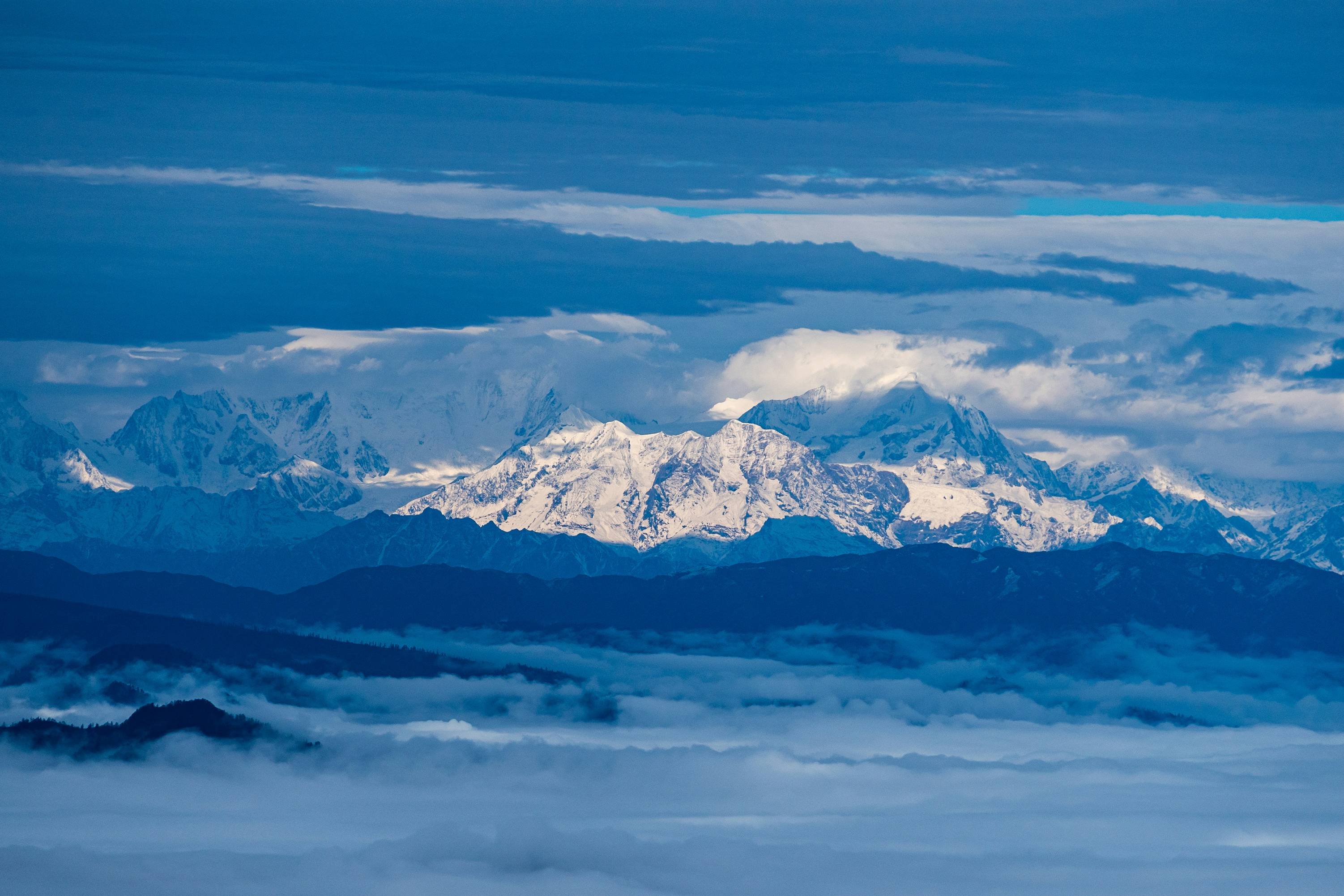 a snowy mountain range