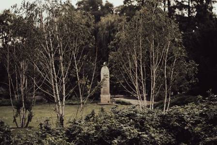 The Loud Silence of Monuments